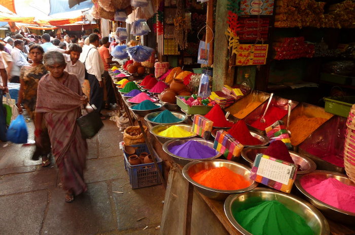 Các khu chợ địa phương tại Ấn Độ bắt đầu ngập tràn màu sắc của các loại bột màu.