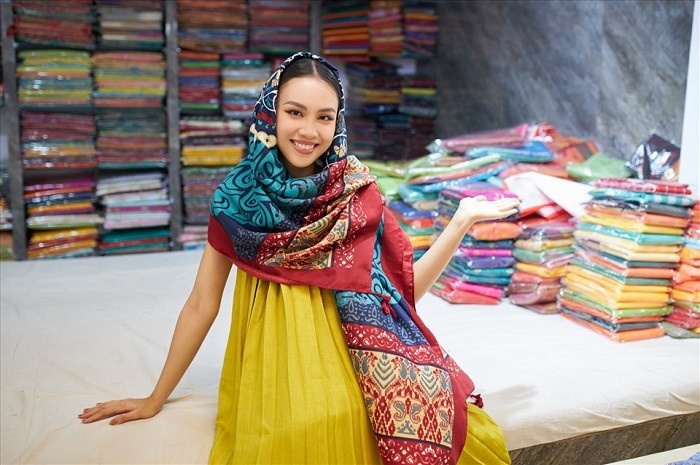 Một chiếc khăn choàng chắc chắn sẽ là một vật dụng mà bạn nên mang theo trong túi khi du lịch Ấn Độ
