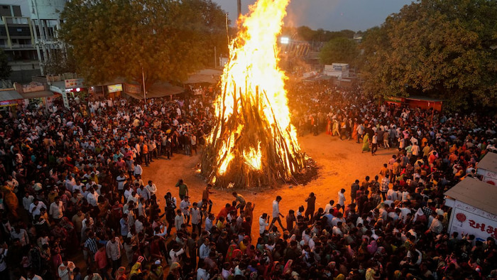 The Bonfire of Holika Dahan - Ngày đầu tiên của lễ hội