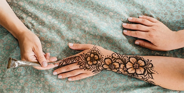 Nghệ thuật vẽ Henna đẹp mắt trên tay
